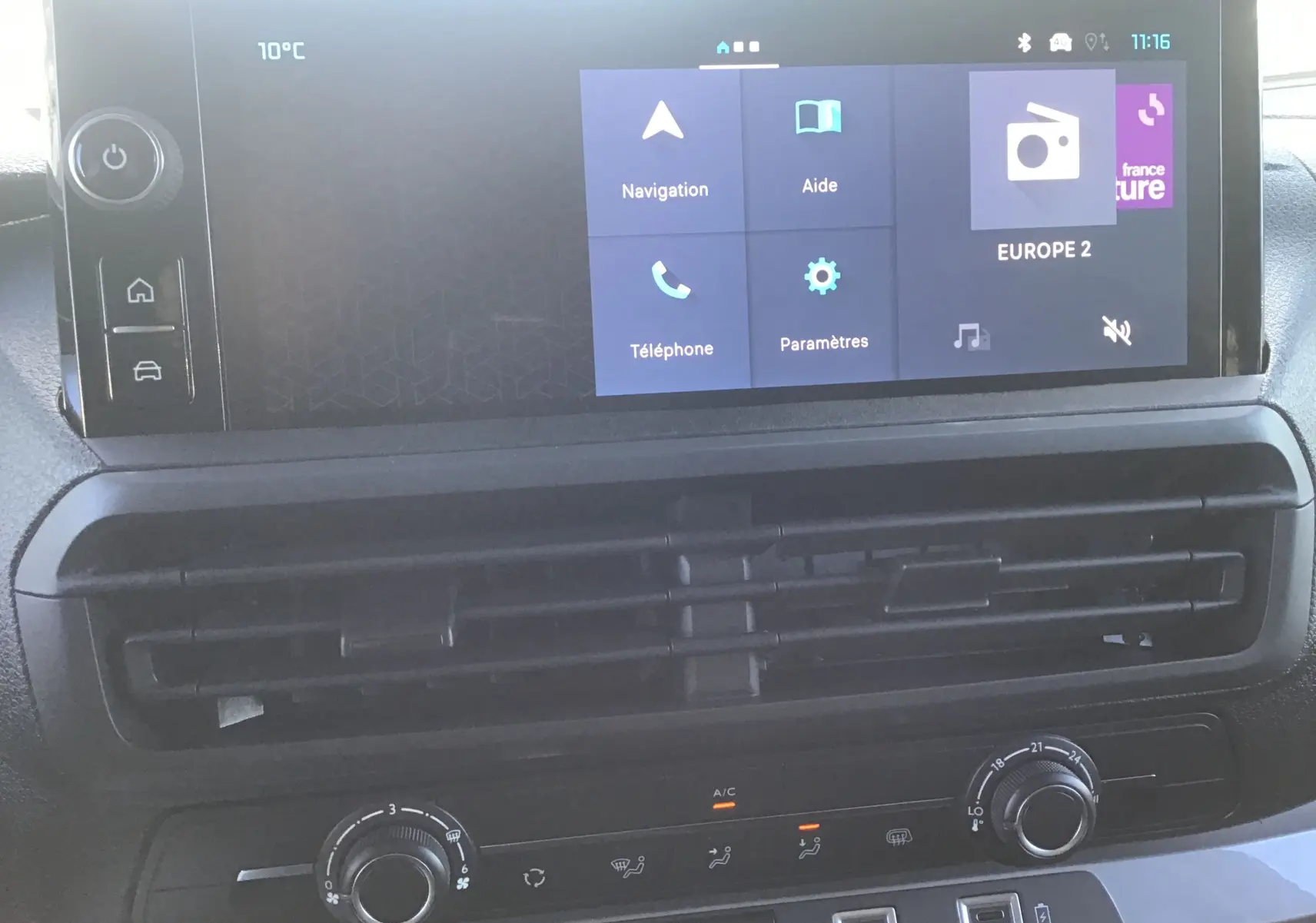 Écran tactile central et commandes de climatisation du Citroën Jumpy Cabine Approfondie gris titane, version XL Pack Connectivité.