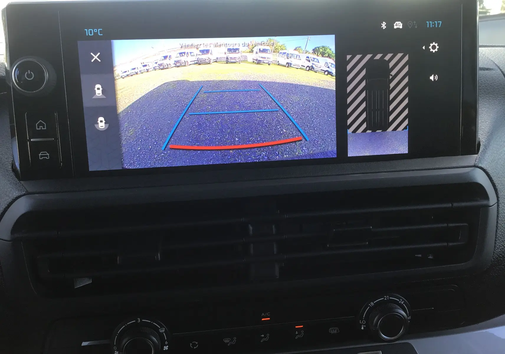 Écran de caméra de recul du Citroën Jumpy Cabine Approfondie gris titane, affichant les lignes de guidage et vue 360° du véhicule.