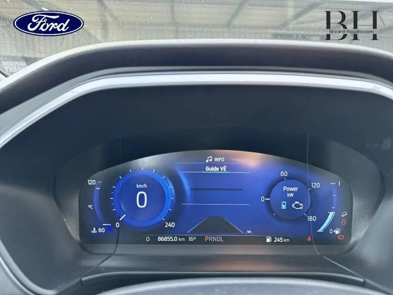 Affichage numérique du tableau de bord du Ford Kuga 2023, avec indicateurs vitesse et puissance en kW sur fond bleu.