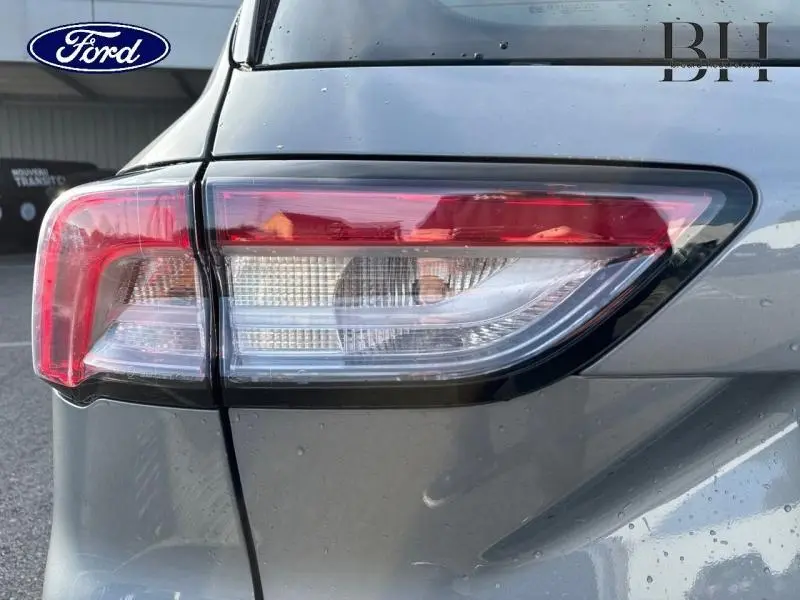 Gros plan sur le feu arrière droit du Ford Kuga 2023 gris Solar métallisé, soulignant ses lignes modernes et précises.