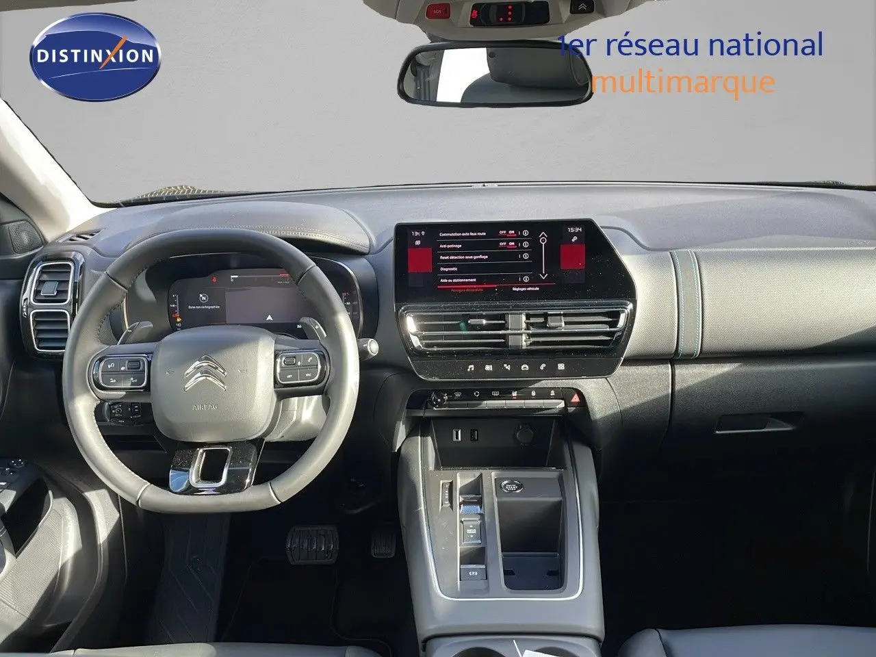Vue intérieure frontale du tableau de bord et volant gris du Citroën C5 Aircross 2025 avec écran tactile et console centrale moderne.