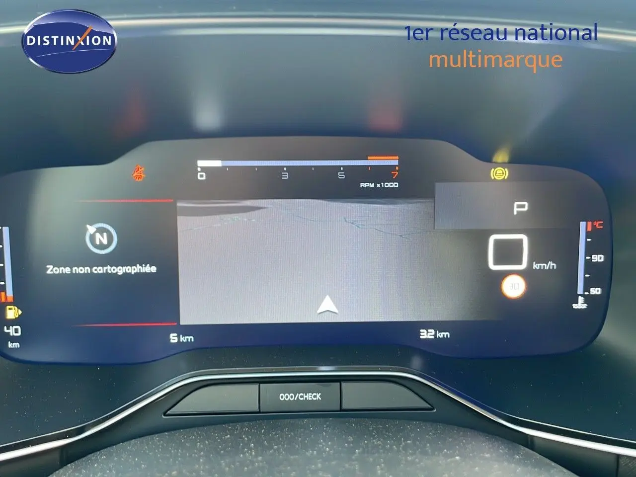 Tableau de bord numérique du Citroën C5 Aircross 2025, affichant la navigation et les indicateurs de vitesse et température.