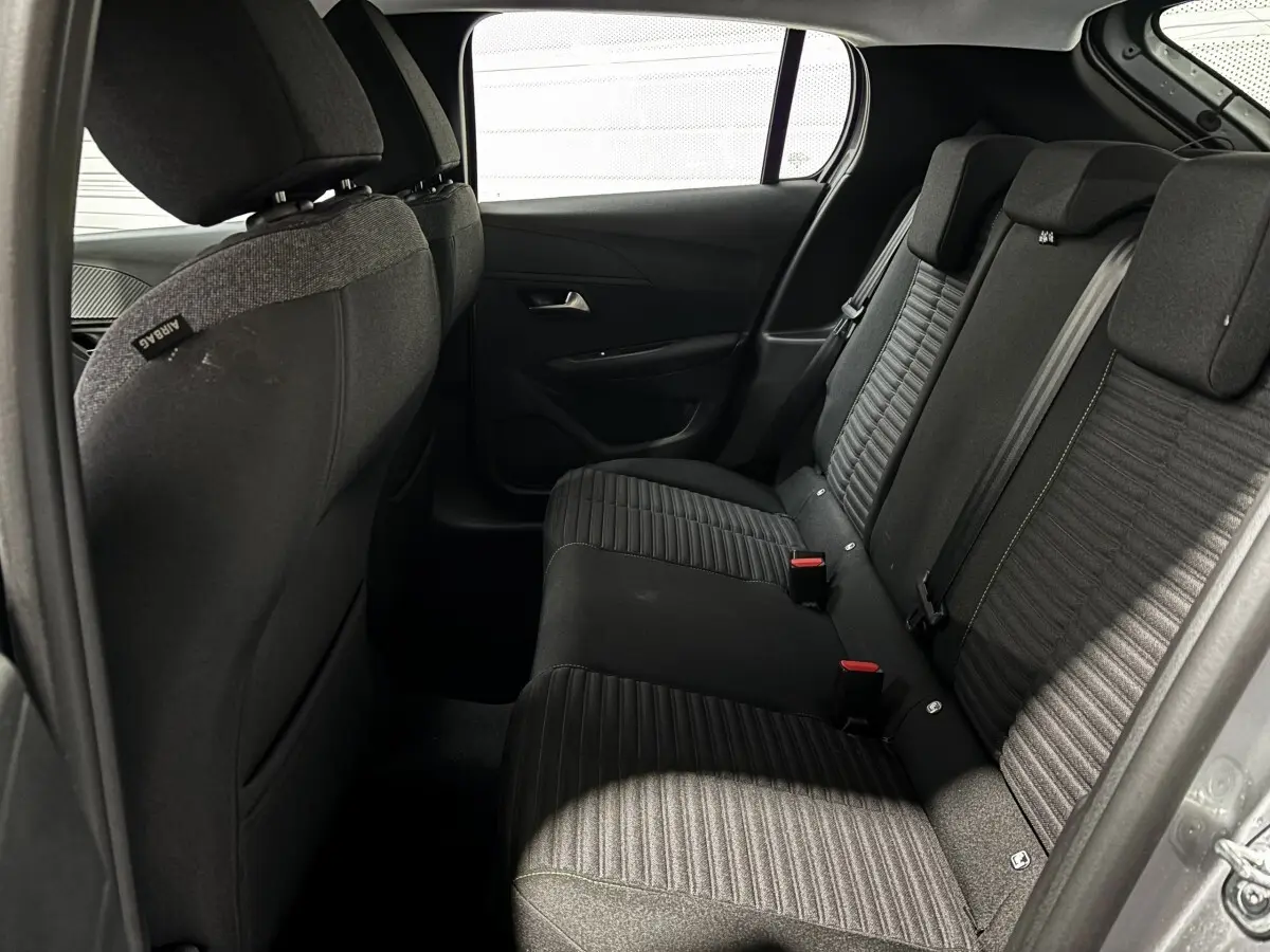 Vue côté gauche de la banquette arrière noire et grise du Peugeot 208 PureTech 100 S&S Active 2024.