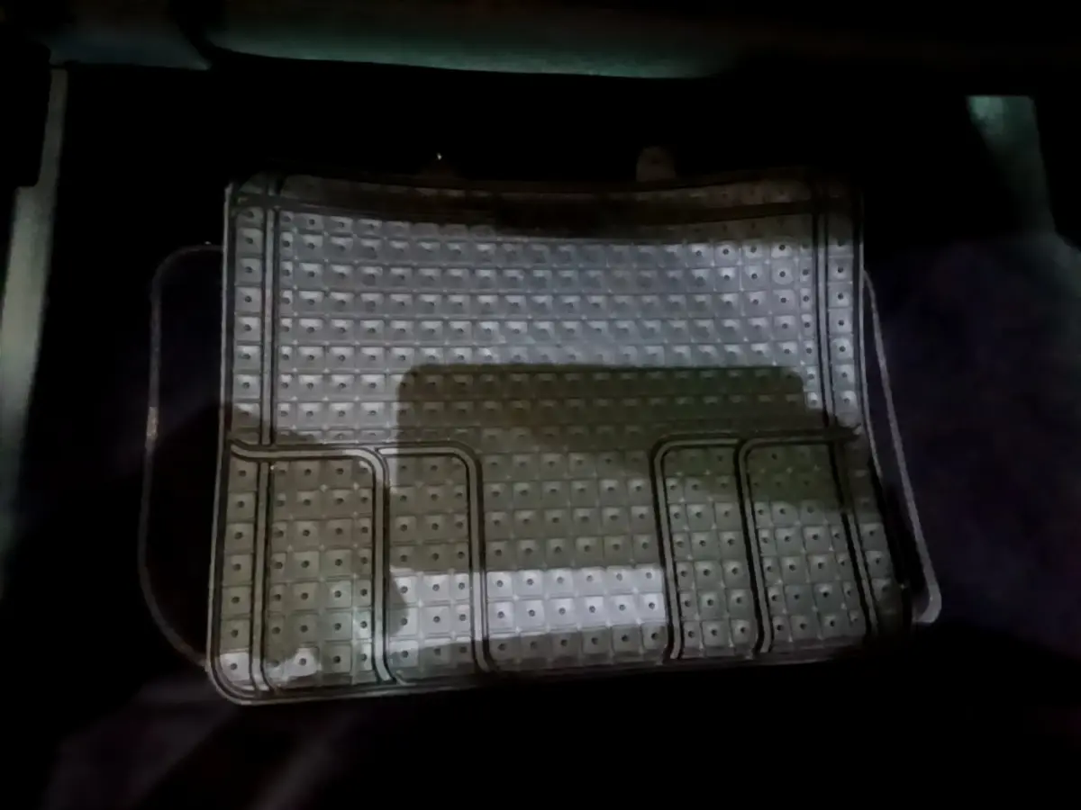 Tapis de sol en caoutchouc gris foncé Volkswagen Tiguan 2021, vue intérieure au sol côté conducteur.