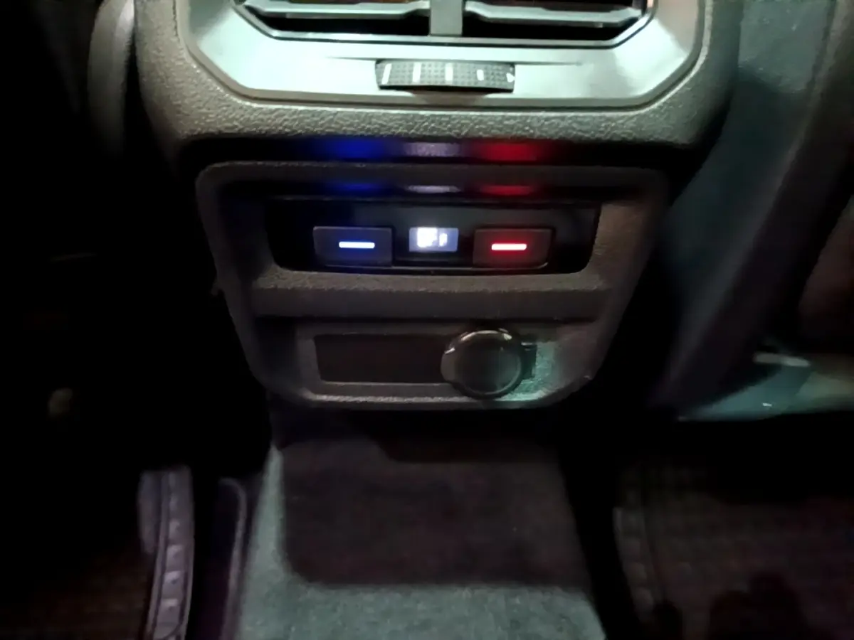 Gros plan sur les commandes de climatisation arrière avec réglages bleu et rouge dans un Volkswagen Tiguan 2021 gris foncé