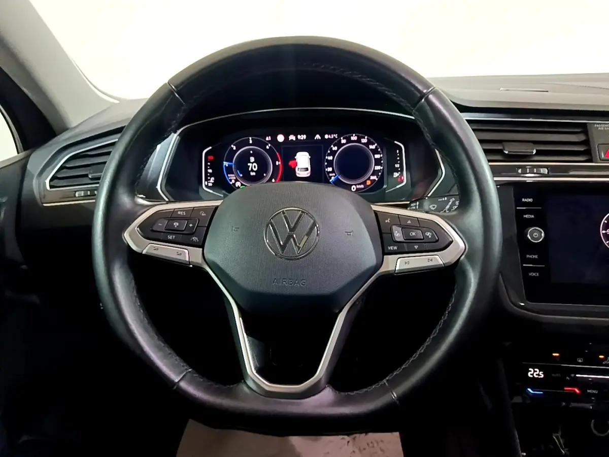 Volant cuir noir de Volkswagen Tiguan 2021 avec tableau de bord numérique et commandes multifonctions visibles