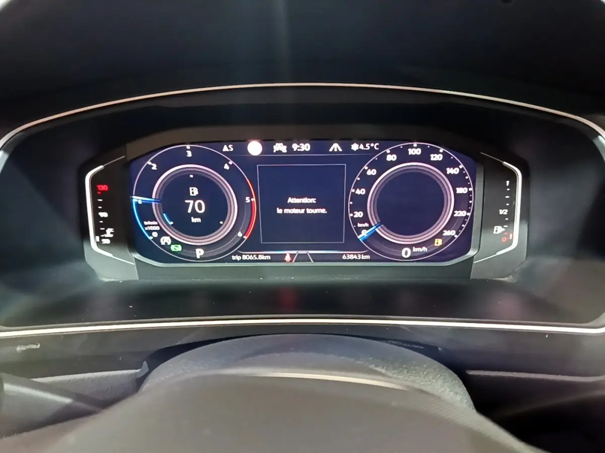 Tableau de bord numérique du Volkswagen Tiguan 2021, affichage digital avec vitesse et alertes visibles.