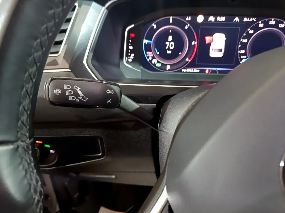 Gros plan sur le combiné d'instruments numérique et le commodo gauche du volant du Volkswagen Tiguan gris foncé 2021.