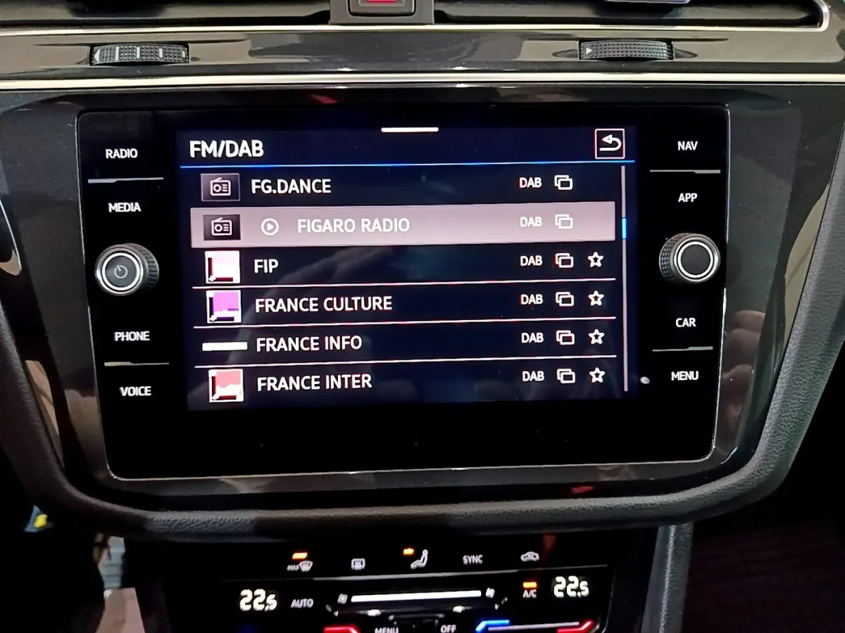 Écran tactile central du Volkswagen Tiguan gris foncé 2021 affichant les stations radio FM/DAB.