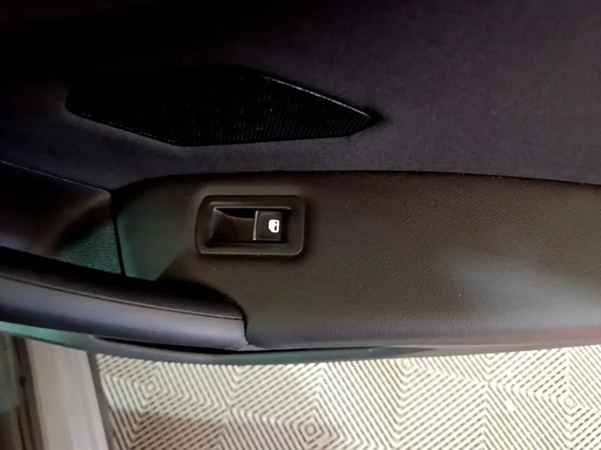 Bouton de verrouillage sur la porte intérieure côté conducteur du Volkswagen Tiguan gris foncé 2021.