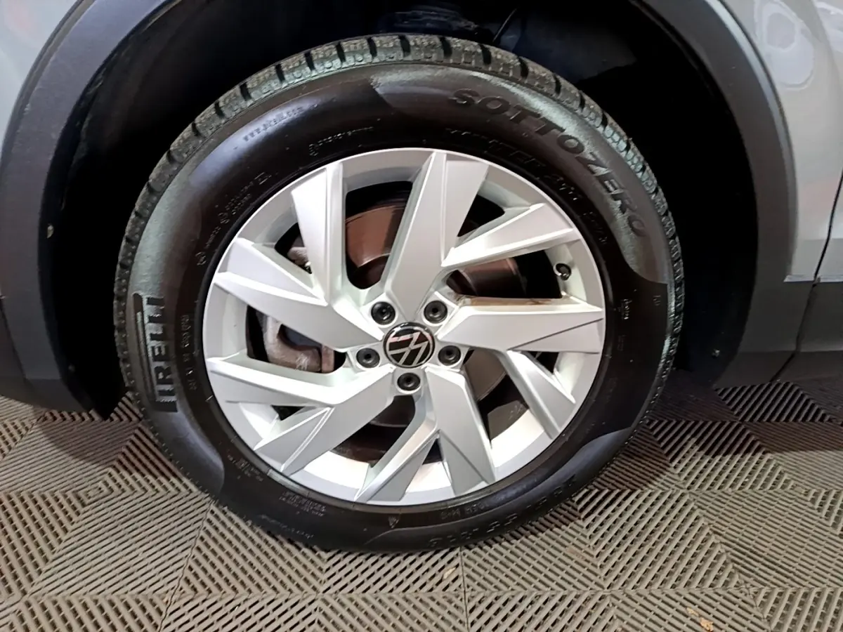 Gros plan sur la roue avant droite du Volkswagen Tiguan gris foncé avec jante alliage et pneu Pirelli Sottozero.