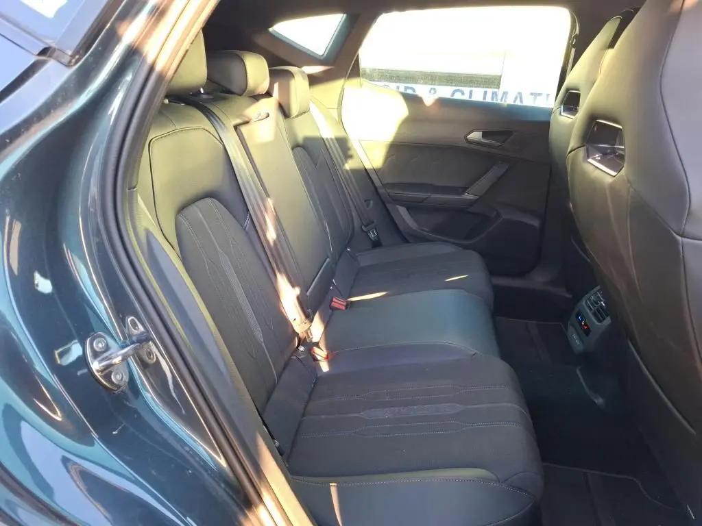 Vue intérieure côté gauche des sièges arrière noirs en tissu du CUPRA Formentor gris foncé 2023, avec commandes de climatisation visibles.