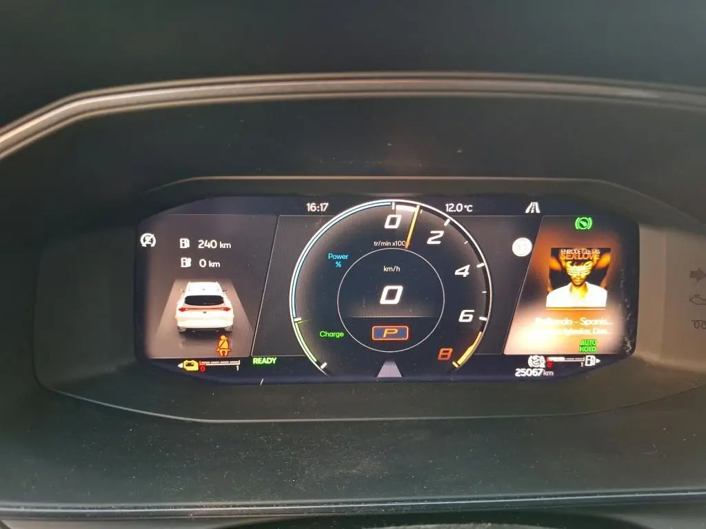 Tableau de bord numérique du CUPRA Formentor gris foncé 1.4 e-HYBRID, affichant vitesse à zéro et autonomie de 240 km.