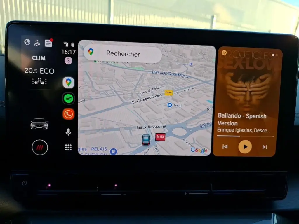 Écran tactile central du tableau de bord du CUPRA Formentor 1.4 e-HYBRID 245 DSG 6 VZ, affichant navigation et musique.