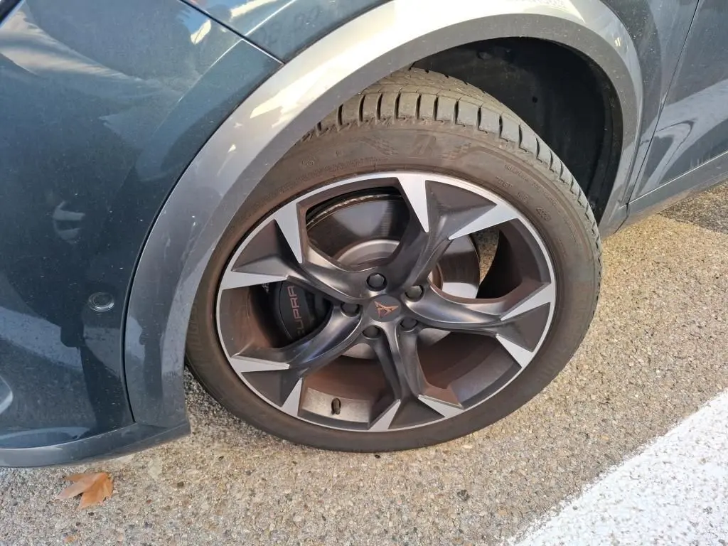 Gros plan sur la roue avant gauche gris foncé d’un CUPRA Formentor 1.4 e-HYBRID 245 avec jante alliage distinctive.
