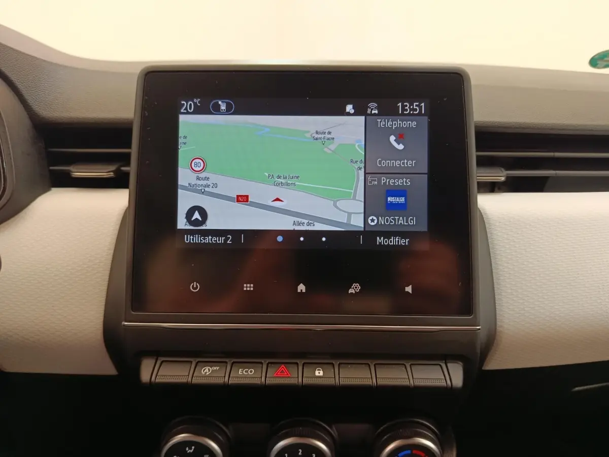 Écran tactile central de navigation 3D de la Renault Clio blanche Evolution TCe 100 GPL, vue de face rapprochée.