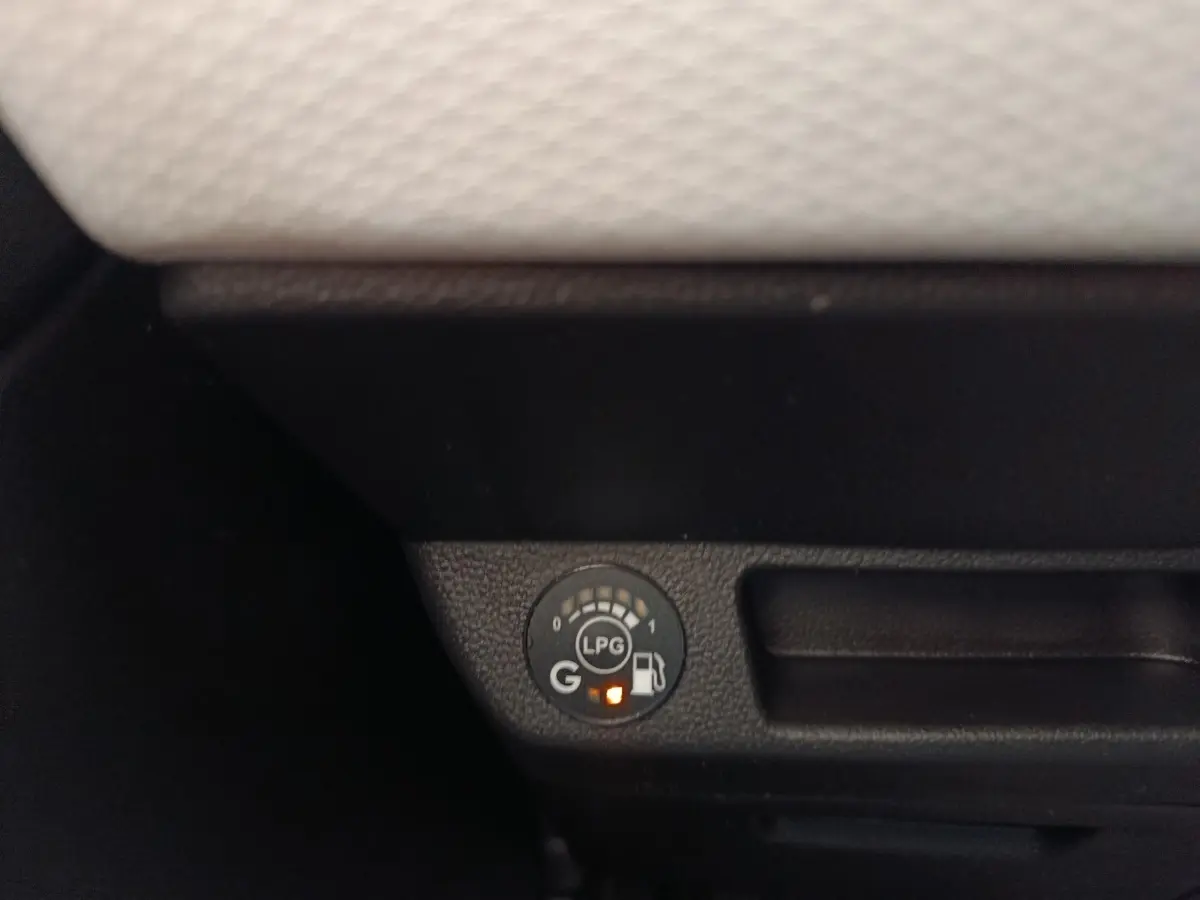 Gros plan sur le témoin de niveau GPL dans l'habitacle d'une Renault Clio blanche Evolution TCe 100 GPL.
