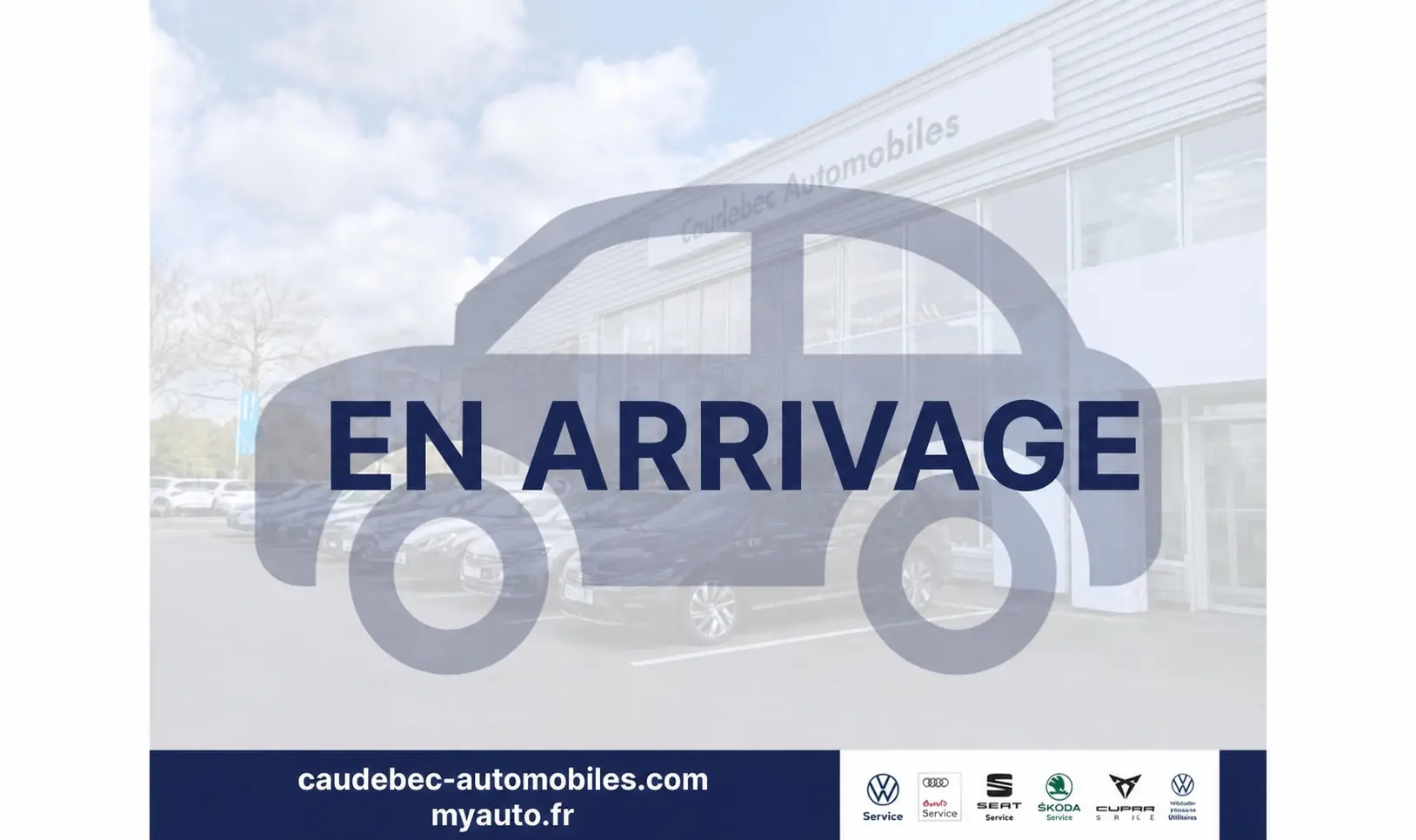 Volkswagen Taigo gris en 3/4 avant avec toit noir et jantes alliage 18 pouces, stationné devant un concessionnaire.