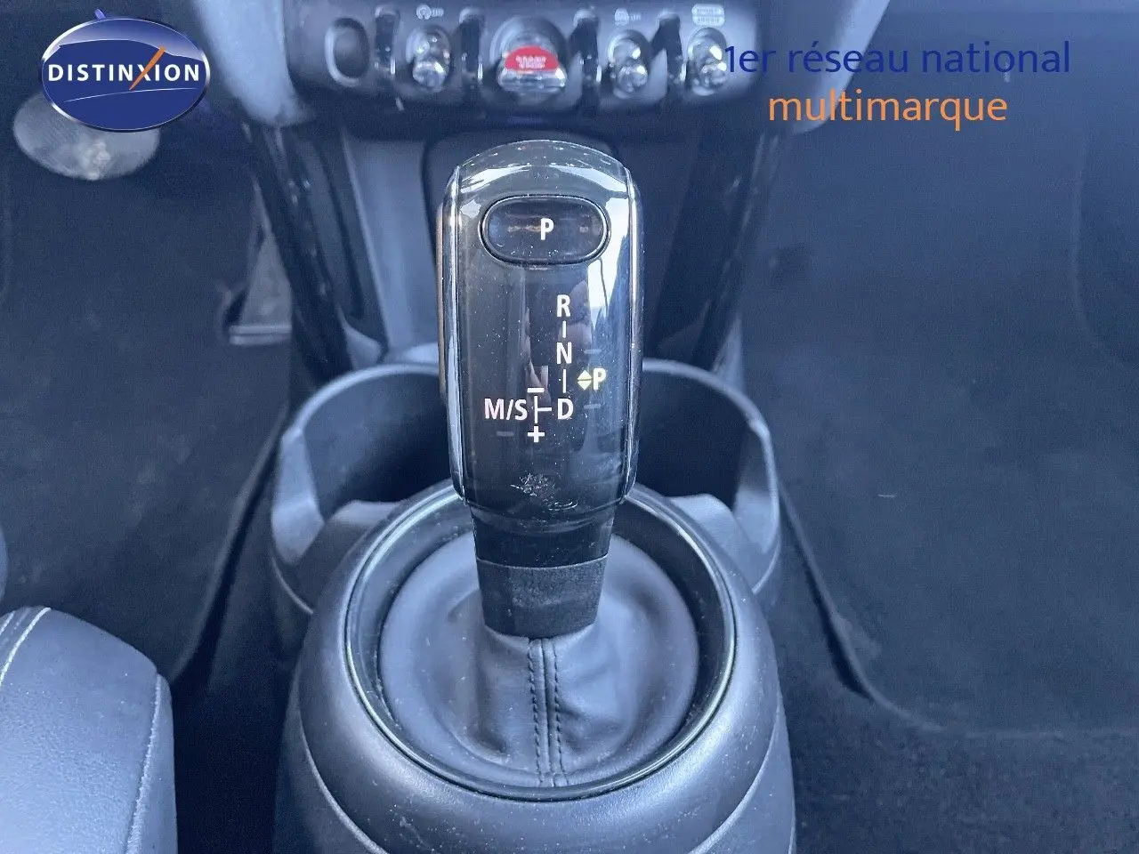 Le levier de vitesse automatique noir du MINI Cabriolet F57 2023, vue rapprochée de la console centrale.