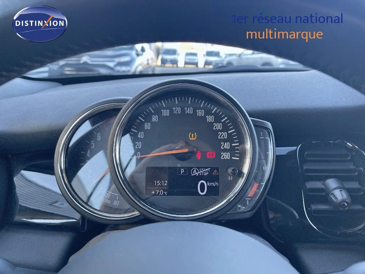 Tableau de bord de MINI Cabriolet F57 noir, vue centrée sur le compteur de vitesse et jauge carburant.