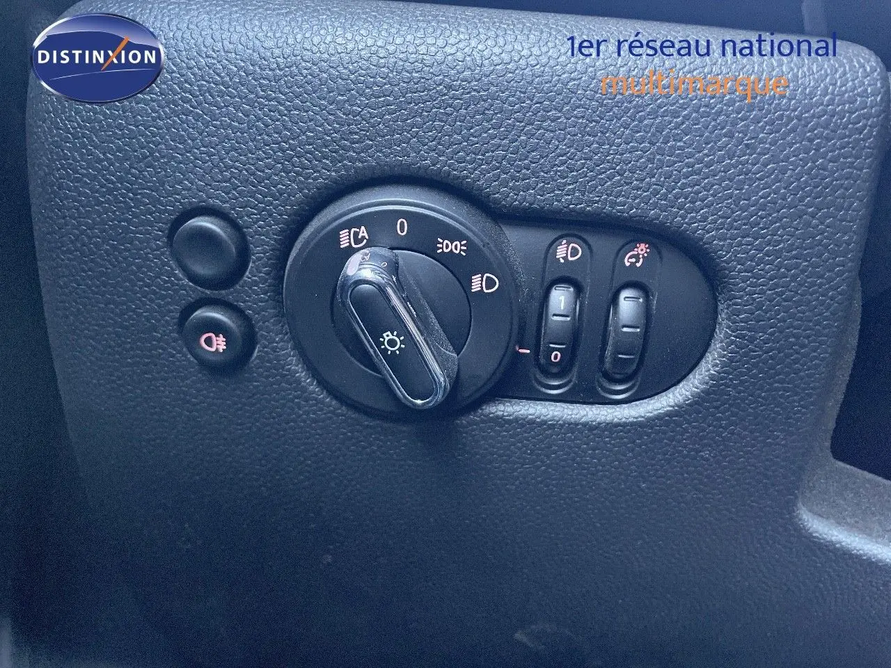 Gros plan sur les commandes d’éclairage intérieures du MINI Cabriolet F57 noir Midnight Metal, avec interrupteurs et réglages visibles.