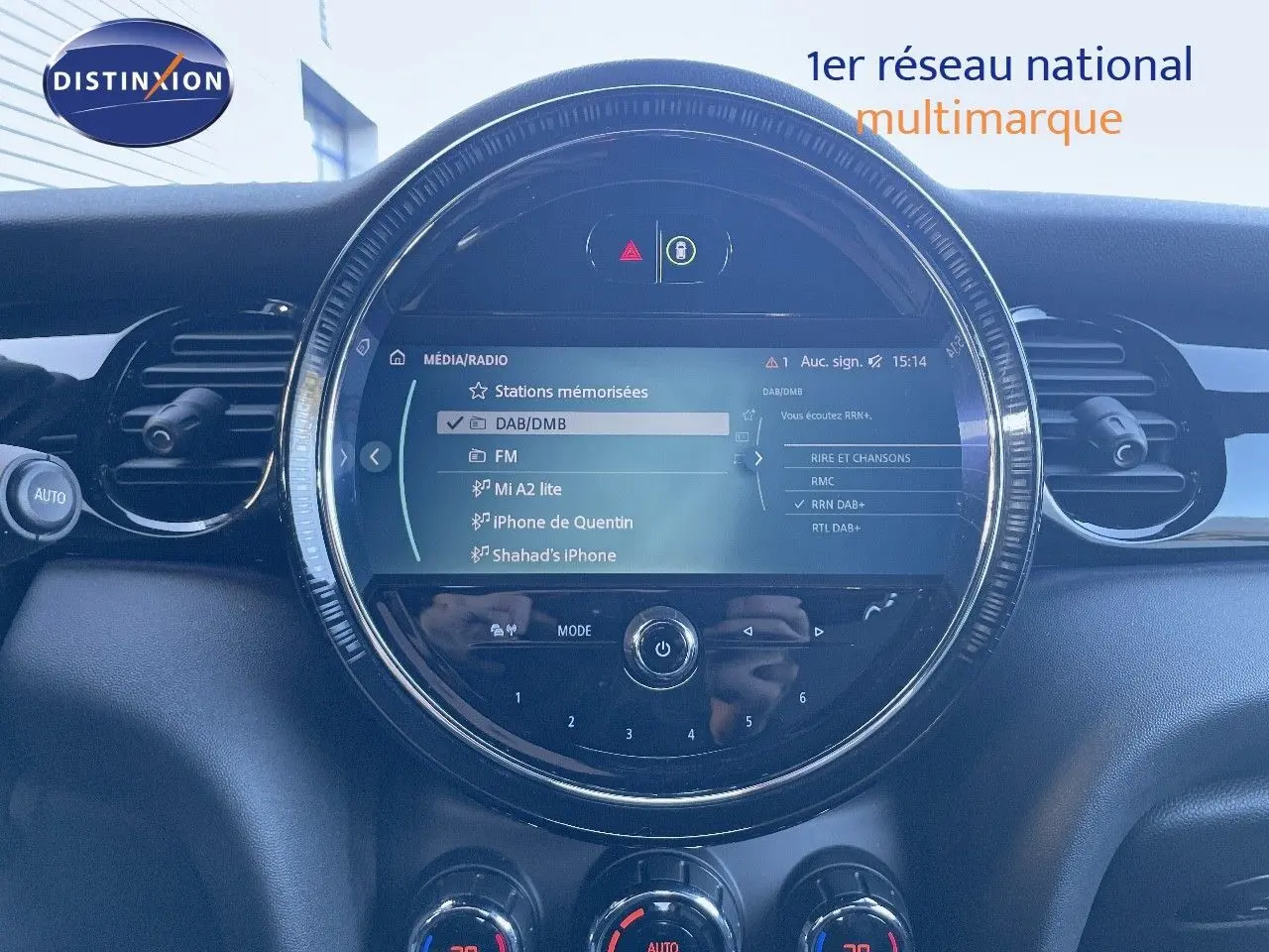 Vue rapprochée du tableau de bord de la MINI Cabriolet F57 2023, écran multimédia circulaire allumé, finition noire.