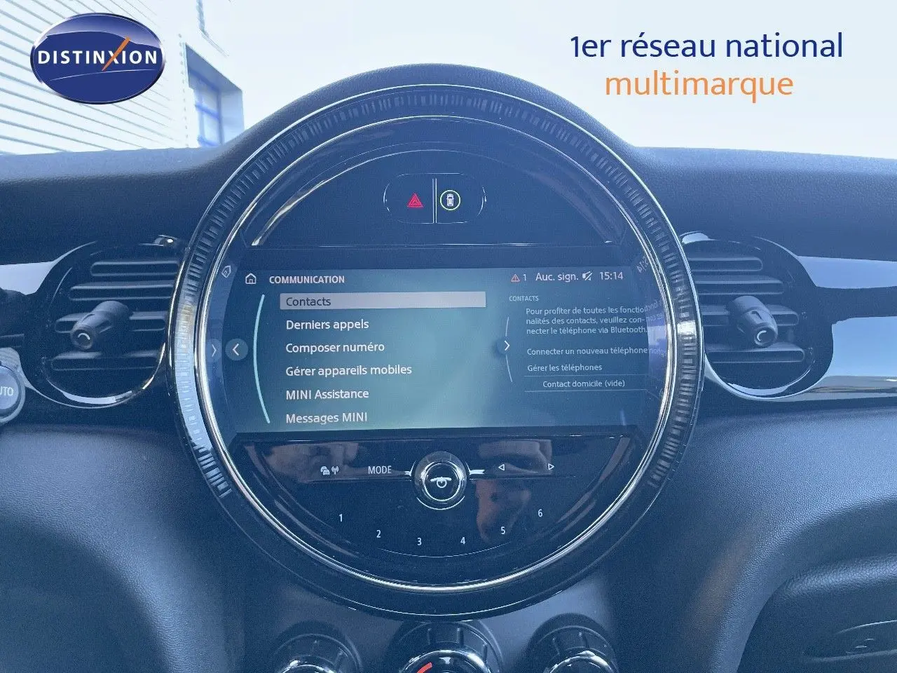 Tableau de bord de MINI Cabriolet F57 2023 avec écran central circulaire affichant le menu communication.