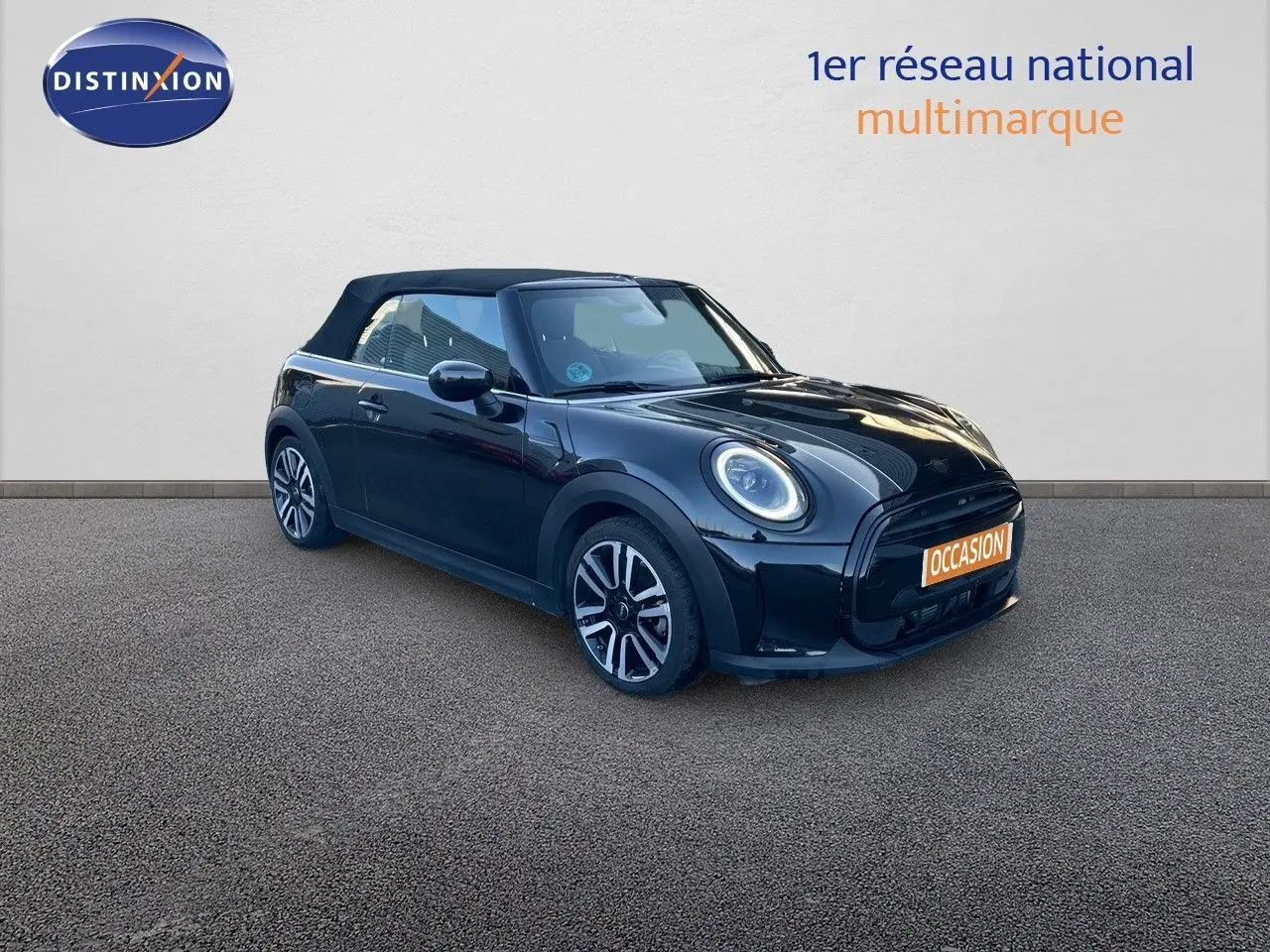 MINI Cabriolet F57 noir Midnight Metal vue 3/4 avant droit avec capote fermée et jantes bi-ton.