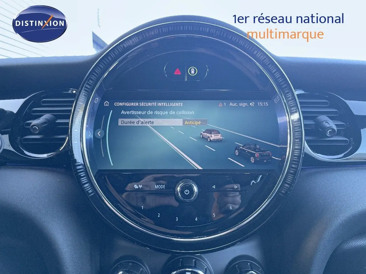 Écran central rond du tableau de bord de la MINI Cabriolet noire, affichant l'alerte de risque de collision.