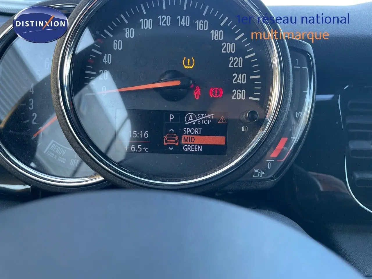 Gros plan sur le tableau de bord du MINI Cabriolet noir, affichant la vitesse et les modes de conduite au centre.