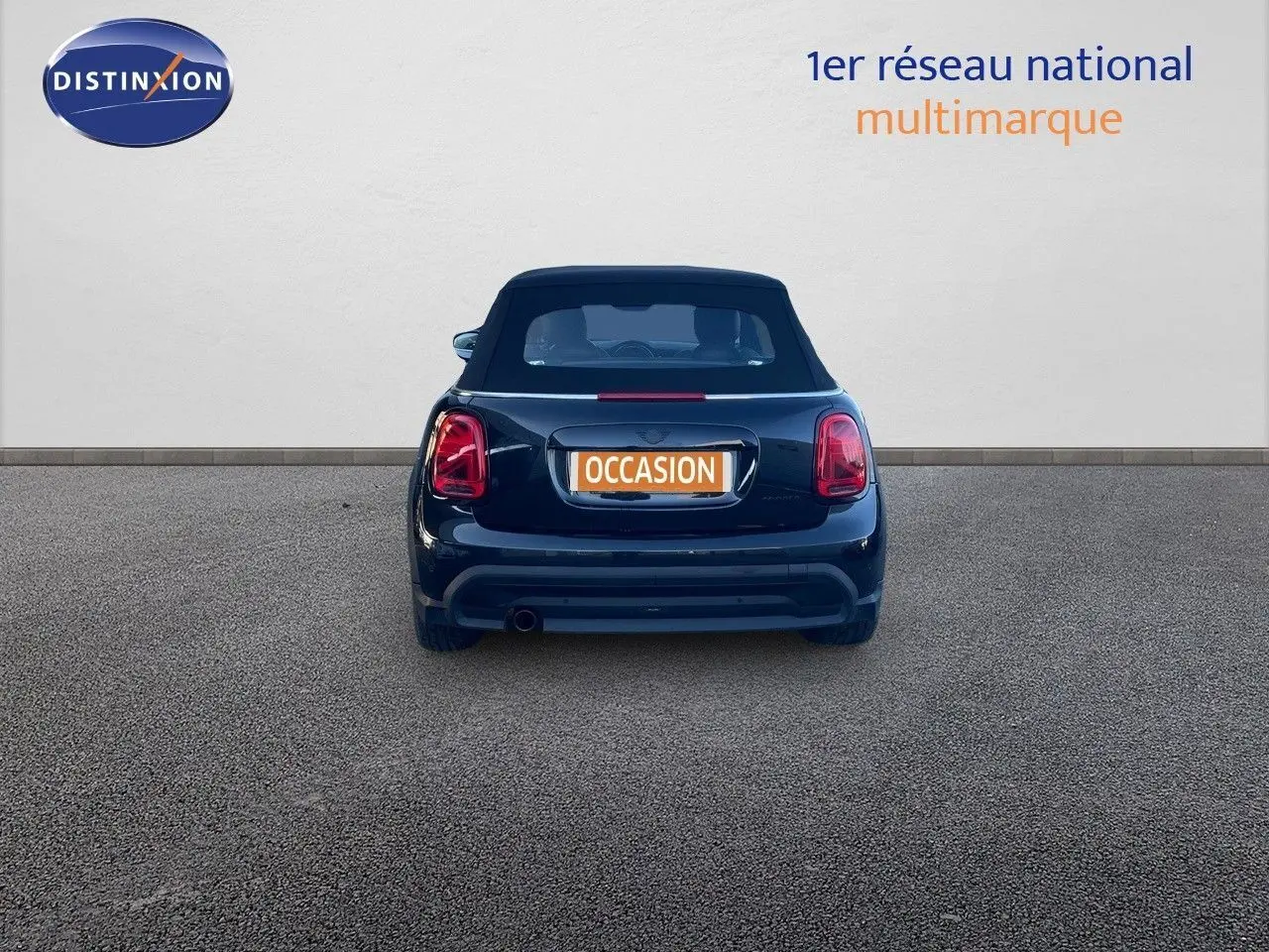 Vue arrière d'une MINI Cabriolet F57 noire Midnight Metal avec capote fermée et feux LED distinctifs.