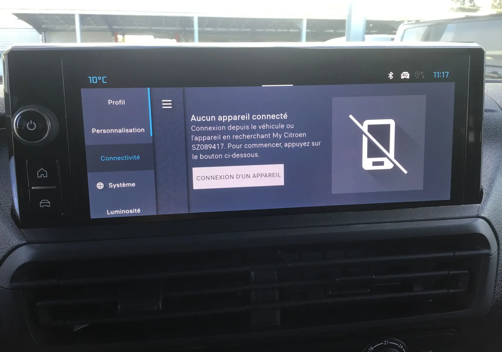 Écran tactile central du Citroën Jumpy gris titane affichant le menu connectivité sans appareil connecté.