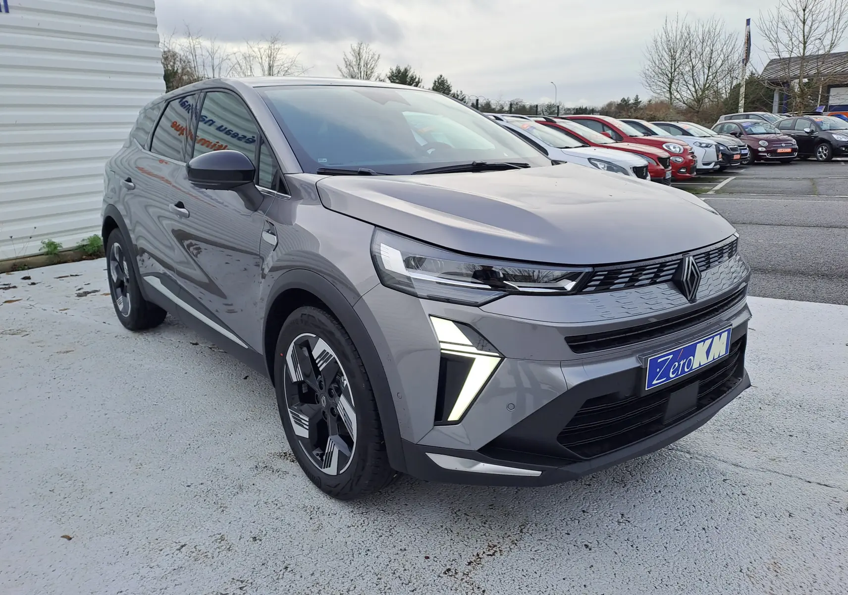 Vue 3/4 avant gauche d'une Renault SYMBIOZ gris cassiopée avec feux diurnes LED en forme de flèche.