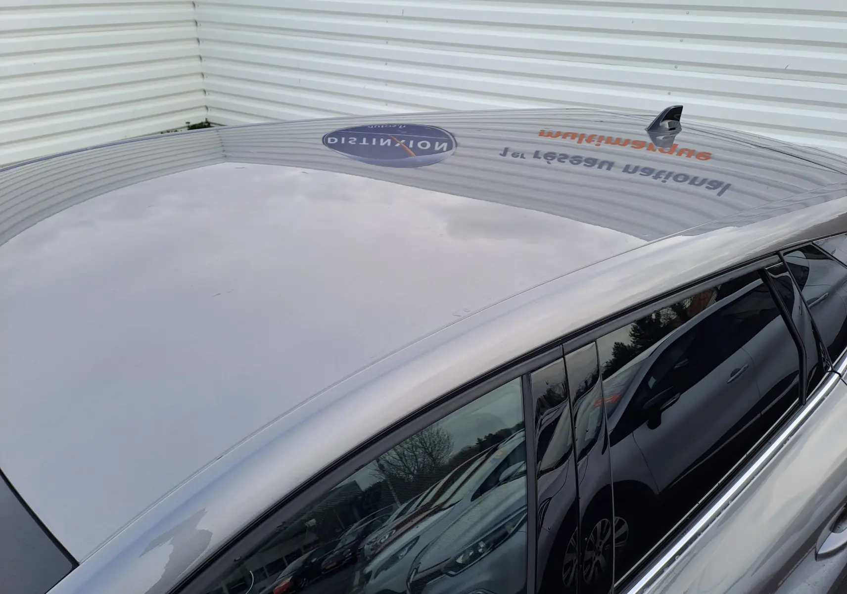 Vue plongeante sur le toit gris cassiopée d'une Renault Symbioz 2025 avec antenne requin et vitres teintées.