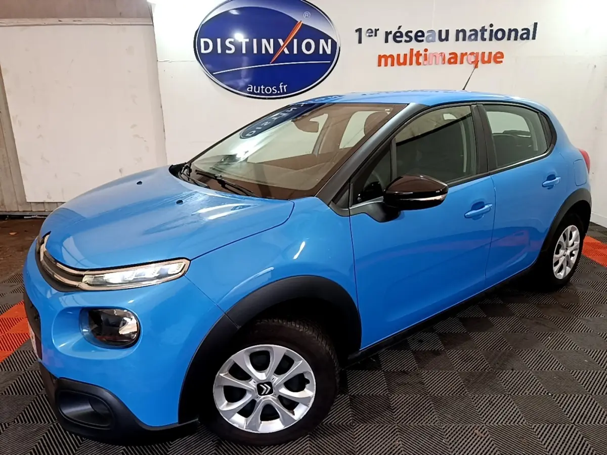 Citroën C3 bleu vue 3/4 avant droit, avec jantes alliage et rétroviseurs noirs brillants.