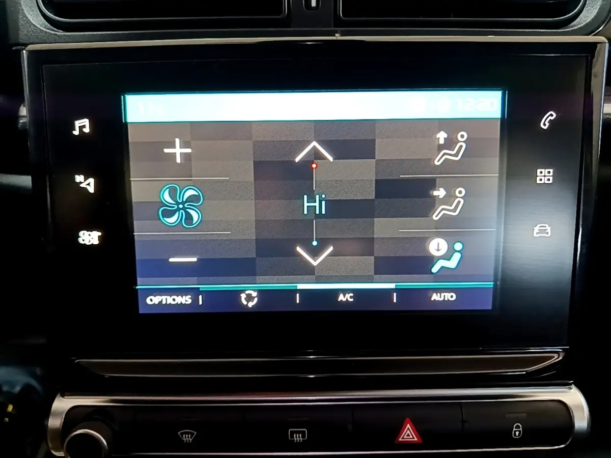 Écran tactile central de la climatisation affichant les réglages dans une Citroën C3 bleue de 2017.