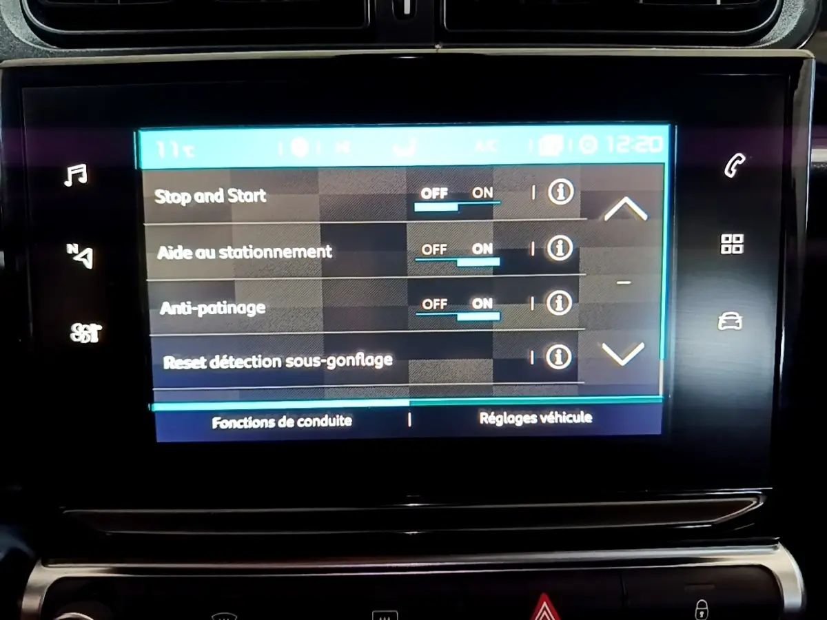 Écran tactile central de la Citroën C3 bleu 2017 affichant les réglages Stop and Start, aide au stationnement et antipatinage.