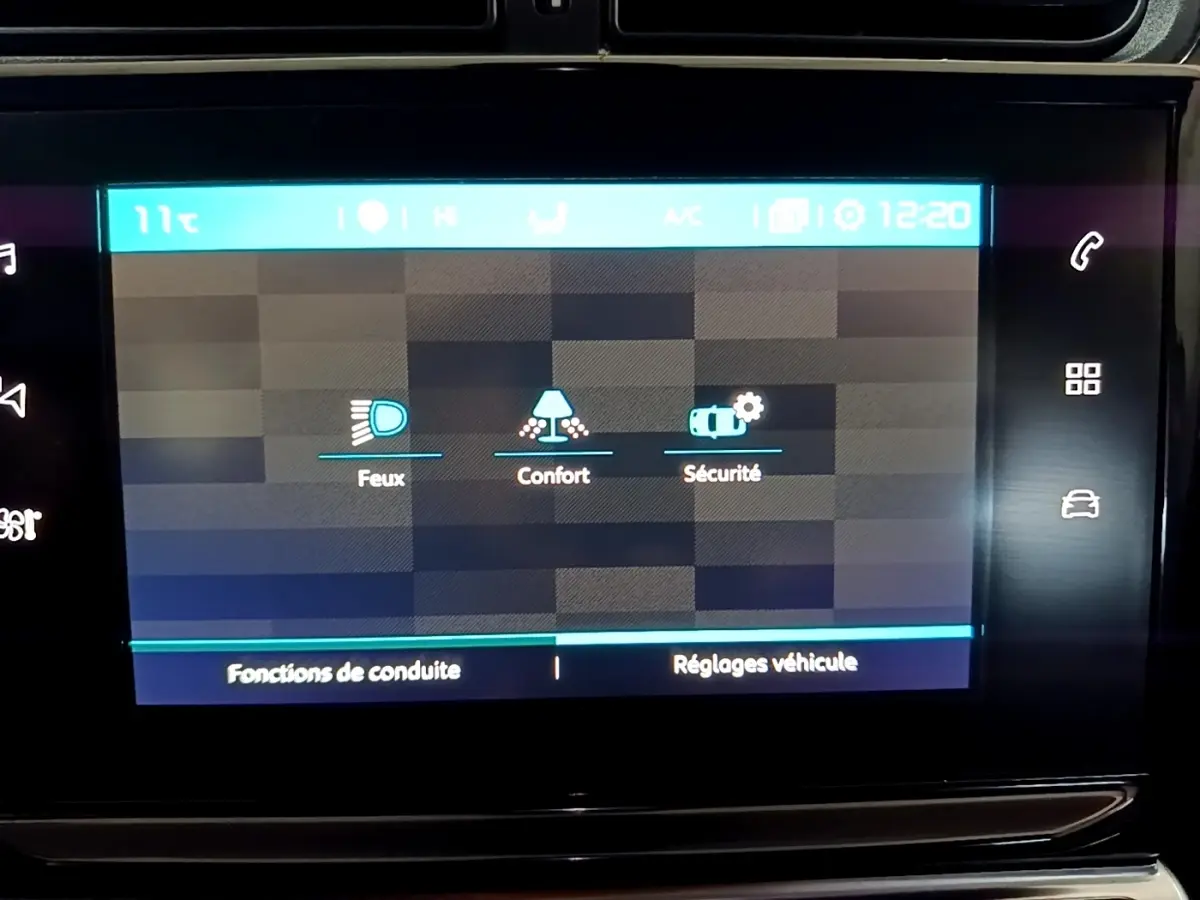 Écran tactile central de la Citroën C3 bleu affichant les réglages Feux, Confort et Sécurité à 12h20