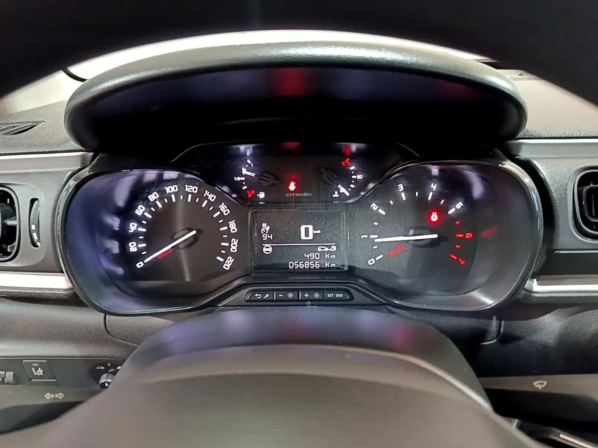 Vue rapprochée du tableau de bord noir de la Citroën C3 2017, affichant la vitesse et les indicateurs numériques.