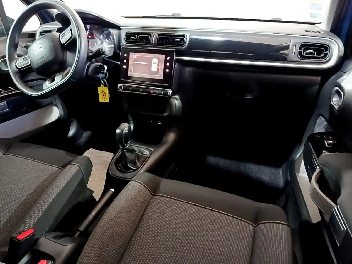 Intérieur avant de la Citroën C3 bleu, vue côté conducteur, tableau de bord noir avec écran tactile 7 pouces et volant multifonctions.