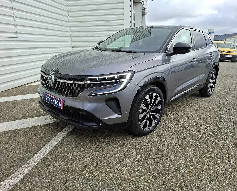 Renault Austral E-Tech gris schiste en 3/4 avant droit, avec calandre distinctive et jantes bi-ton modernes.