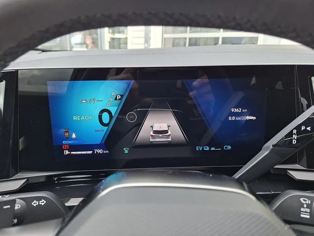 Affichage numérique du tableau de bord du Renault Austral gris schiste, vue centrée sur l'écran avec informations de conduite.