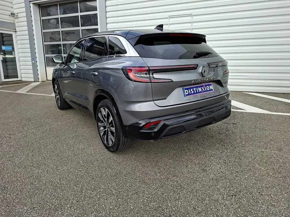 Vue 3/4 arrière droite d'un Renault Austral gris schiste avec feux arrière LED et toit noir brillant.