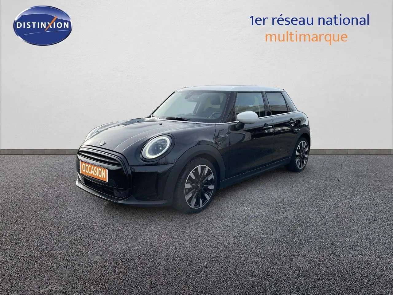 Mini 1.5 136CH noir Midnight Metal vue 3/4 avant droit avec jantes bi-ton et rétroviseurs blancs