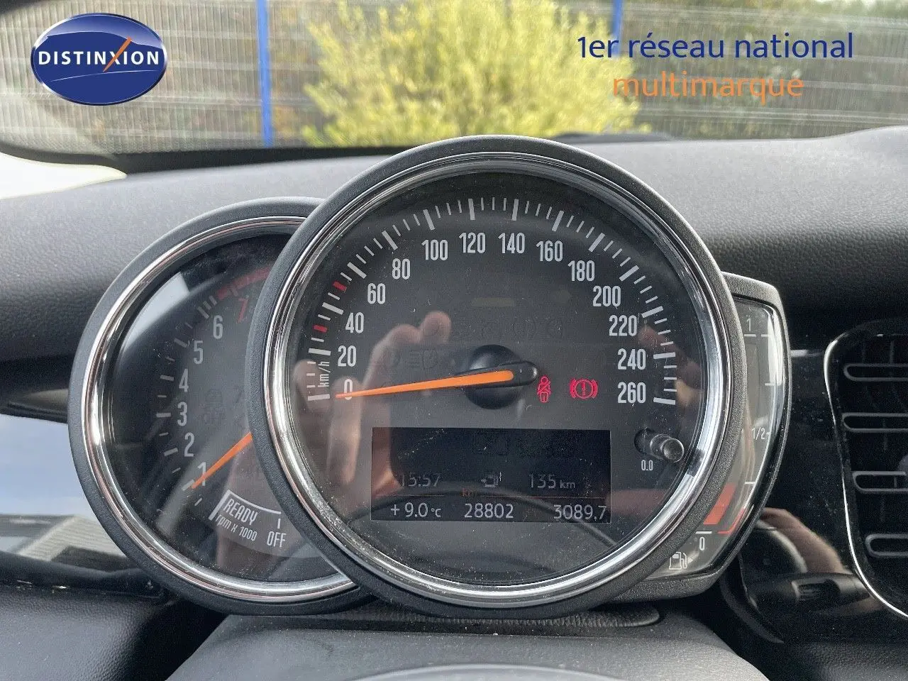 Gros plan sur le tableau de bord de la MINI 1.5 136CH noir, affichant le compteur de vitesse et le compte-tours.