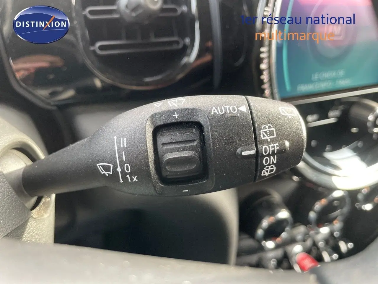 Gros plan sur la commande d'essuie-glace dans l'habitacle noir d'une MINI 2023, avec tableau de bord en arrière-plan.