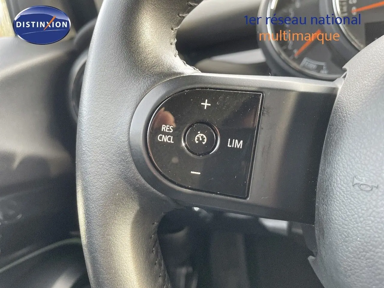 Gros plan sur les commandes de régulateur de vitesse au volant cuir noir d'une MINI 2023 Midnight Metal.