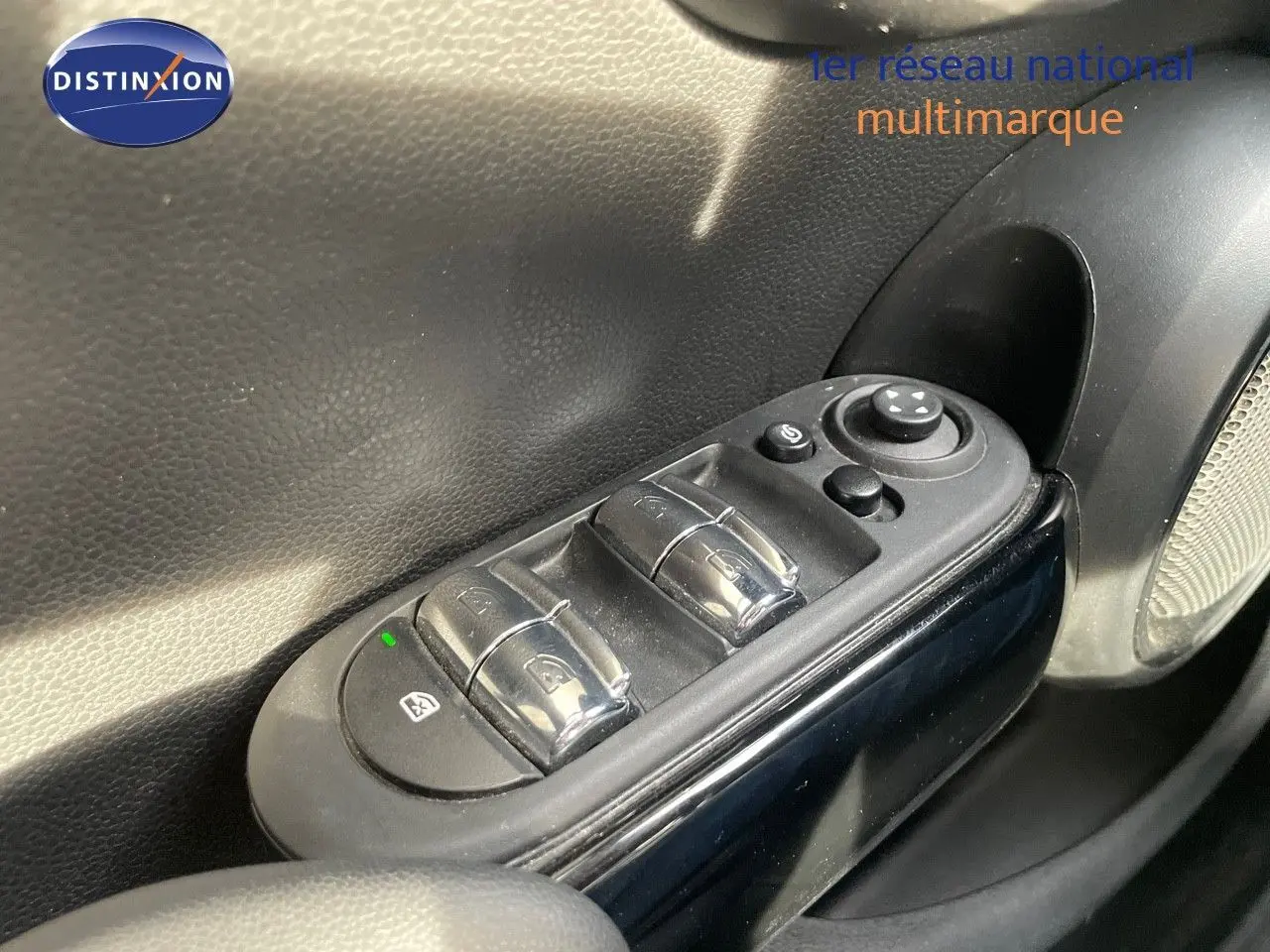 Gros plan sur les commandes de lève-vitres côté gauche d'une MINI noire Midnight Metal de 2023.