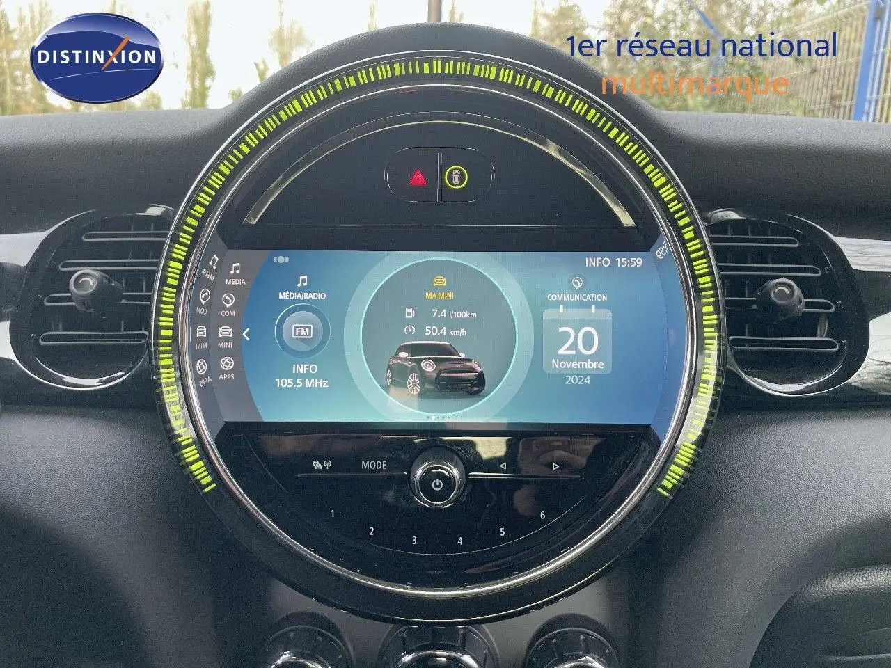 Tableau de bord circulaire avec écran tactile digital de la MINI 1.5 136CH noir, affichant radio et informations de conduite.