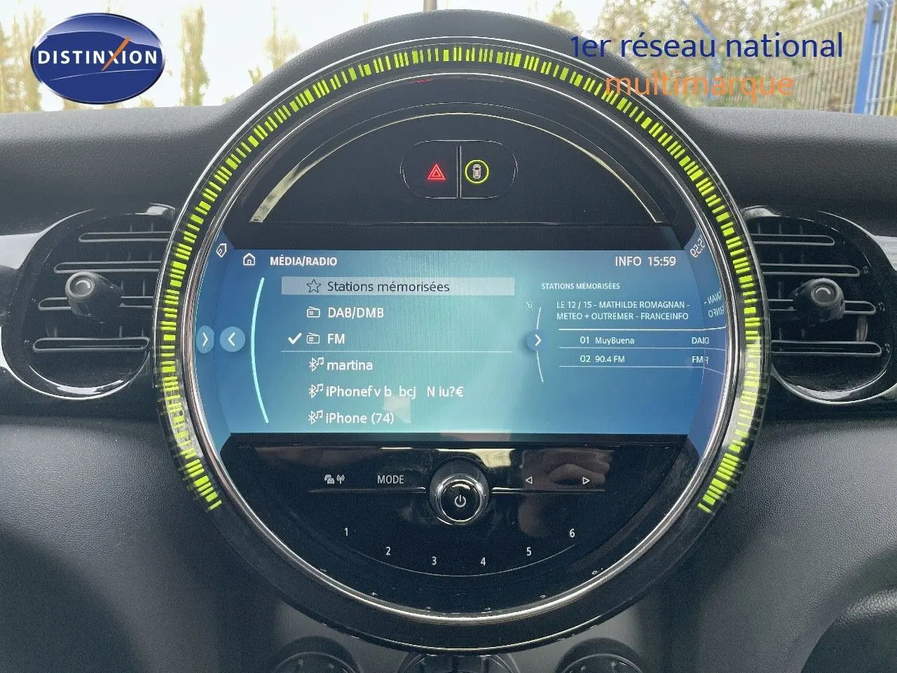 Tableau de bord de MINI 1.5 136CH noir, affichage central circulaire avec menu radio et commandes intégrées.